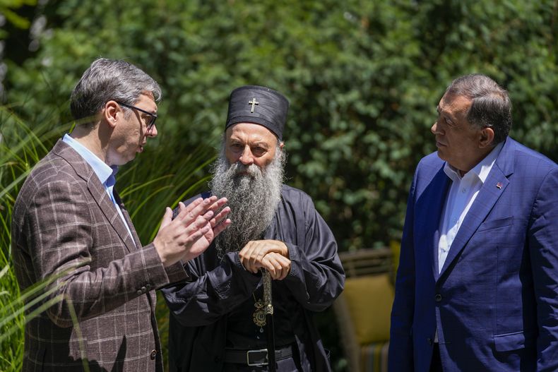 El patriarca Porfirio, de la Iglesia ortodoxa de Serbia, centro, conversa con el presidente serbio Aleksandar Vucic, izquierda, y el mandatario serbiobosnio Milorad Dodik en Belgrado, Serbia, el jueves 20 de julio de 2023. (AP Foto/Darko Vojinovic)