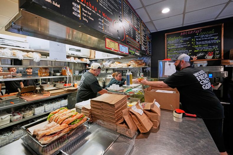 En el restaurante Paulis, ubicada en el barrio North End de Boston, se preparan sándwiches para los turistas que asisten al Mundial. (Foto AP/Martin Meissner)