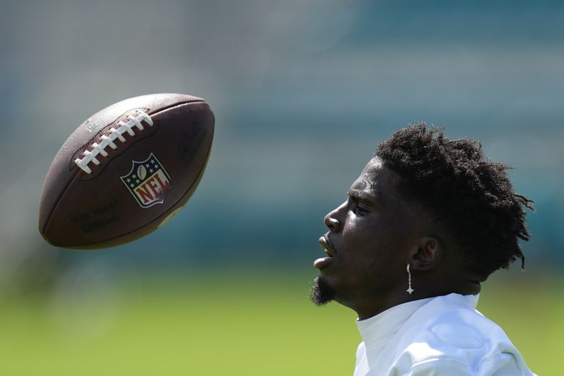 Tyreek Hill, receptor de los Dolphins de Miami, practica el miércoles 11 de septiembre de 2024 (AP Foto/Rebecca Blackwell)