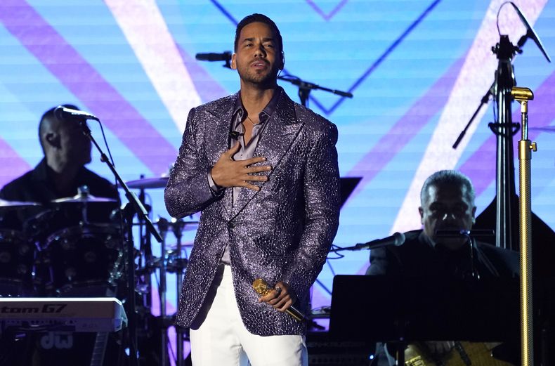 Romeo Santos interpreta Invéntame en la gala en honor a la Persona del Año de la Academia Latina de la Grabación para Marco Antonio Solís en la Arena Mandalay Bay Michelob Ultra el miércoles 16 de noviembre de 2022, en Las Vegas. (Foto AP/Chris Pizzello)