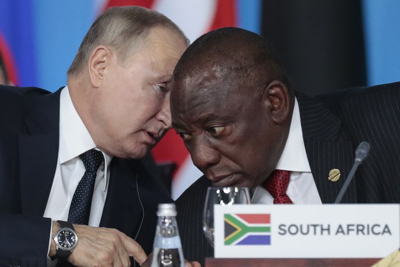 Archivo - El presidente ruso, Vladimir Putin (izquierda), habla con el presidente sudafricano, Cyril Ramaphosa, durante una sesión plenaria de la cumbre Rusia-África en el centro turístico ruso de Sochi, en el Mar Negro, el 24 de octubre de 2019. Ramaphosa aseguró el martes 16 de mayo de 2023 que sus homólogos ruso y ucraniano acordaron celebrar reuniones separadas con una delegación de mandatarios africanos para analizar un posible plan para poner fin a la guerra en Ucrania. (Sergei Chirikov/Foto de Pool vía AP, Archivo)