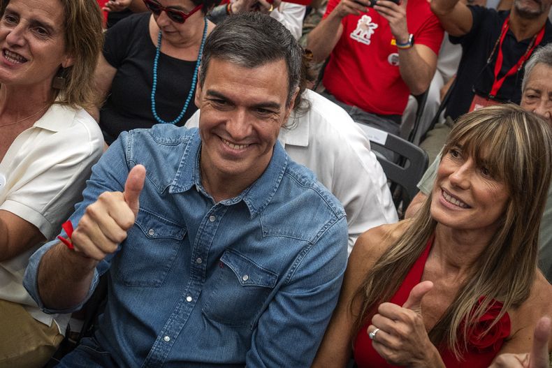 ARCHIVO - El presidente del gobierno español, Pedro Sánchez, se ve junto a su esposa, Begoña Gómez, durante un acto de cierre de campaña en Madrid, España, el viernes 21 de julio de 2023. (AP Foto/Emilio Morenatti, Archivo)