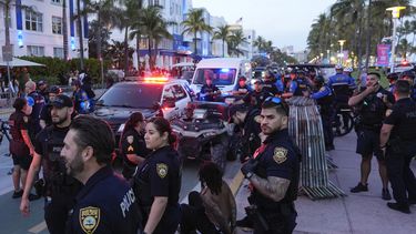 americateve | MIAMI BEACH-VACACIONISTAS