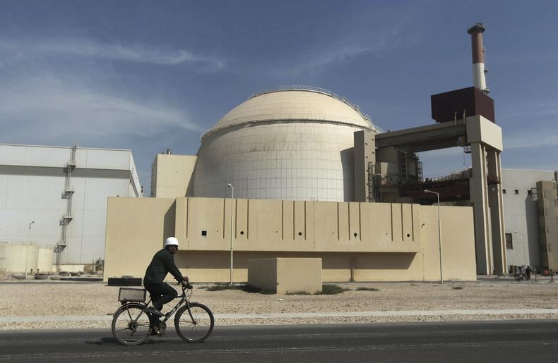 ARCHIVO – Un trabajador conduce una bicicleta frente al reactor de la planta nuclear de las afueras de la ciudad de Bushehr, en el sur de Irán, el 26 de octubre de 2010. (Majid Asgaripour/Mehr News Agency vía AP, Archivo)