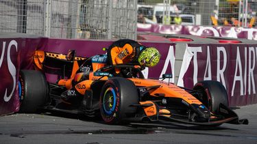 El piloto de McLaren, Lando Norris, de Gran Bretaña, sale de su monoplaza tras un accidente durante el Gran Premio de Azerbaiyán de Fórmula 1 en Bakú, Azerbaiyán, el 26 de septiembre de 2026. (Foto AP/Darko Bandic)
