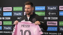 Lionel Messi muestra su camiseta del Inter Miami durante una rueda de prensa, el jueves 17 de agosto de 2023, en Fort Lauderdale, Florida. (AP Foto/Marta Lavandier)