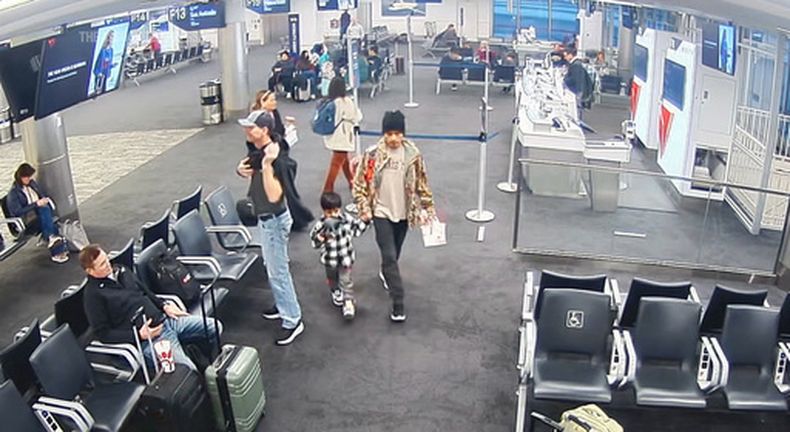 Imagen tomada de video vigilancia, entregado por la policía del aeropuerto de Minneapolis-St. Paul, que muestra a Liam Conejo Ramos y Adrian Conejo Arias en el aeropuerto el 21 de enero del 2026. (Policía del aeropuerto de Minneapolis-St. Paul via AP)