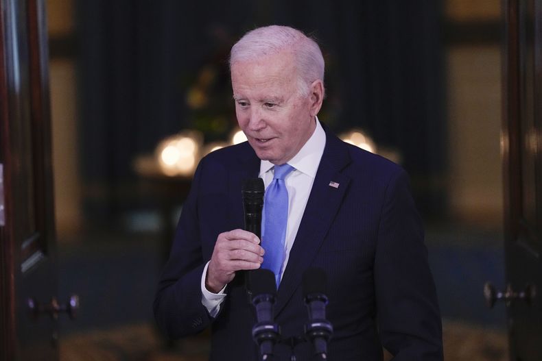El presidente Joe Biden habla antes de una cena con mandos militares en el Cross Hall de la Casa Blanca en Washington, el miércoles 3 de mayo de 2023. (Foto AP/Susan Walsh)