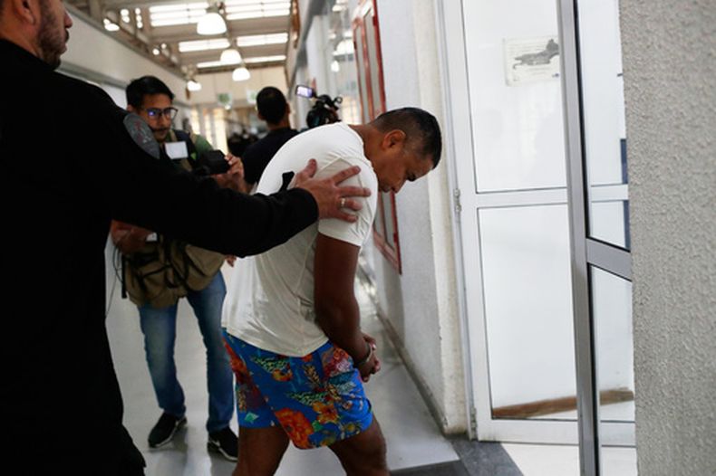 Un presunto miembro del grupo criminal Comando Vermelho, detenido en una comisaría en Río de Janeiro, el 29 de mayo de 2026. (Foto AP/Bruna Prado)