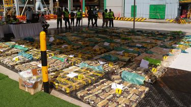 Las autoridades kenianas con las drogas decomisadas en Mombasa, Kenia, el 24 de septiembre del 2026. (AP foto/Biran Wachira)