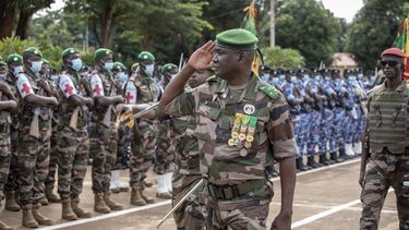 El jefe del Estado Mayor Conjunto del ejército de Mali, mayor general Oumar Diarra, inspeccionando la tropa en el desfile del día de la independencia en Bamako, Mali, el 22 de septiembre del 2022. (AP foto)