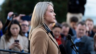 La secretaria de prensa de la Casa Blanca, Karoline Leavitt, habla con los periodistas en la Casa Blanca, en Washington, el lunes 24 de noviembre de 2025. (AP Foto/Alex Brandon)