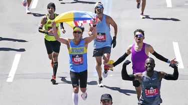 Corredores de Ucrania muestran orgullo en Maratón de Boston