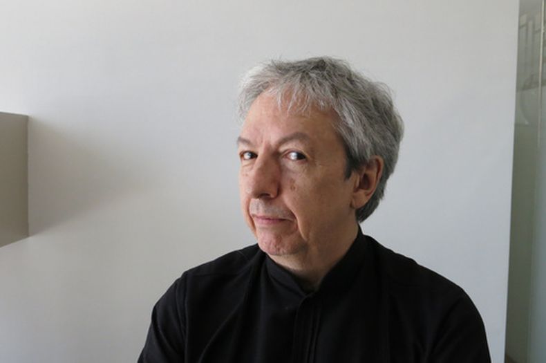 El autor mexicano David Toscana posa para un retrato en la Ciudad de México, el viernes 17 de abril de 2026. (Foto AP/Berenice Bautista)