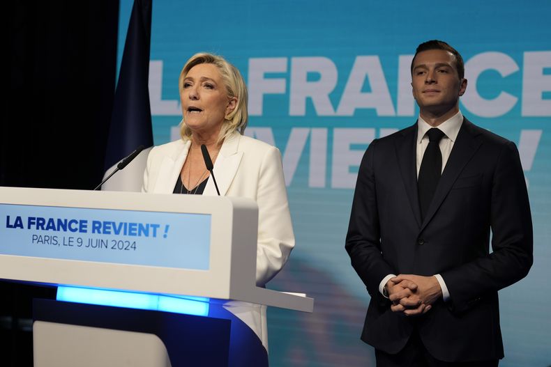 La dirigente ultraderechista francesa Marine Le Pen pronuncia un discurso acompañada del líder del partido ultraderechista Agrupación Nacional, Jordan Bardella, en París, el 9 de junio del 2024. . (Foto AP /Lewis Joly)
