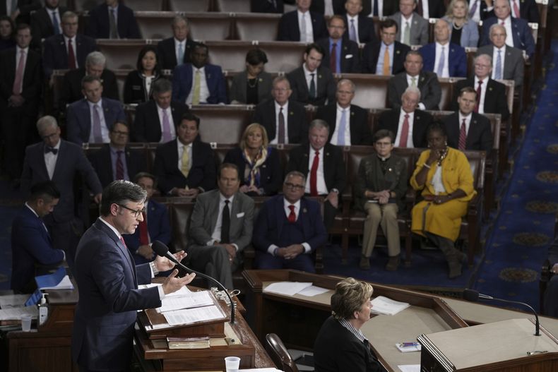 El presidente de la Cámara de Representantes, Mike Johnson, se dirige a los miembros del Congreso en el Capitolio, el 25 de octubre de 2023, en Washington. (AP Foto/J. Scott Applewhite, Archivo)