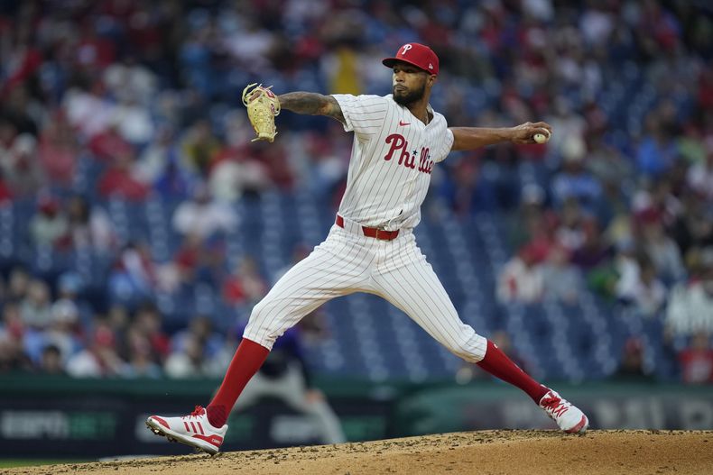 El dominicano Christopher Sánchez, de los Filis de Filadelfia, lanza durante el juego dle miércoles 17 de abril de 2024, ante los Rockies de Colorado (AP Foto/Matt Rourke)