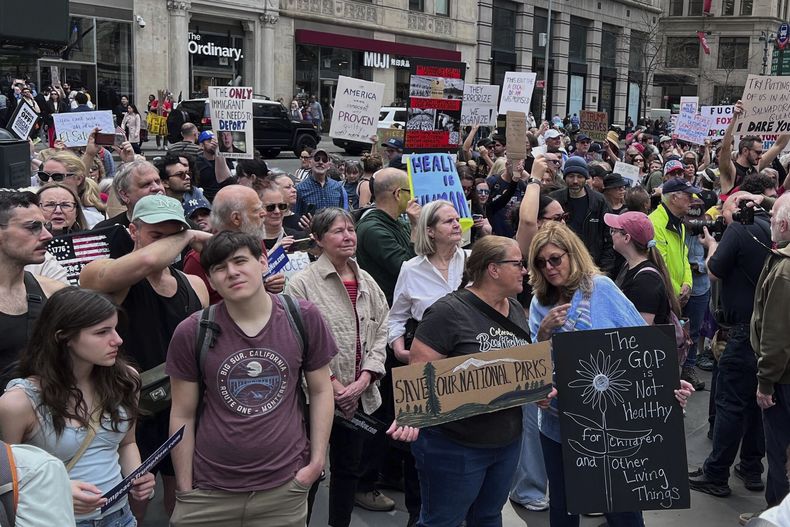 Varias personas se congregan para protestar contra las políticas del presidente estadounidense Donald Trump, el sábado 19 de abril de 2025, en Nueva York. (AP Foto/Joseph Frederick)