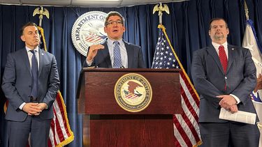 El procurador interino de Massachusetts, Joshua Levy, anuncia cargos contra unos 40 pandilleros del área de Boston, el 14 de febrero de 2024, en una corte en esta ciudad. (AP Foto/Michael Casey)