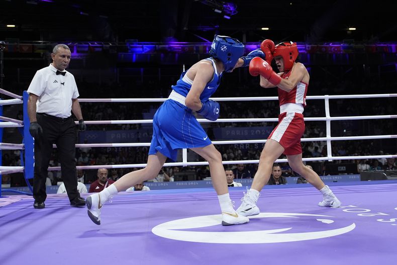 La australiana Tiana Echegaray, a la derecha, contra la turca Hatice Akbas, en su combate de peso pluma de Juegos Olímpicos, el martes 30 de julio de 2024, en París. (AP Foto/John Locher)