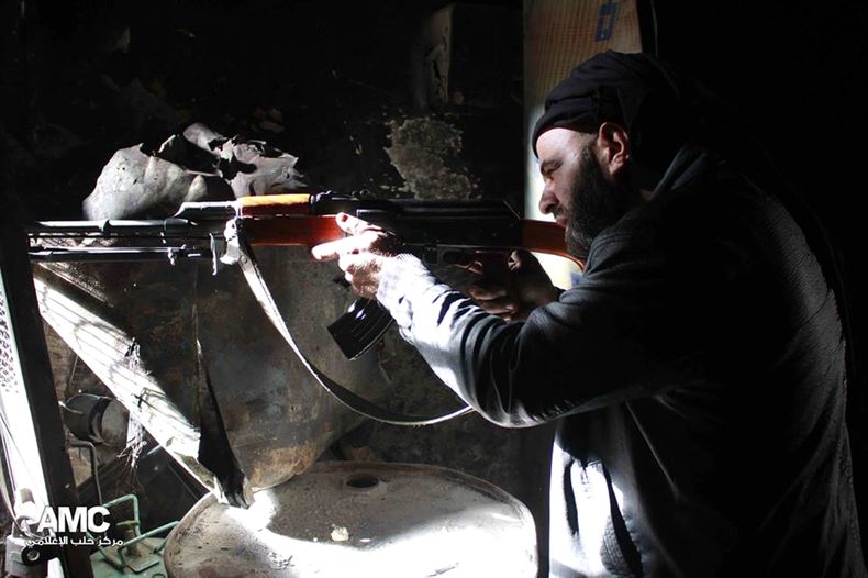 Un rebelde del Ej&eacute;rcito Libre de Siria ocupa su posici&oacute;n de combate en Alepo, Siria, el viernes 8 de noviembre de 2013. La insurgencia ha lanzado una contraofensiva en Alepo, en el norte, y recaptur&oacute; una base cerca del aeropuerto inte