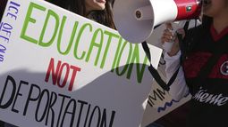 ARCHIVO - Estudiantes protestan en la Universidad Estatal de Arizona, el 31 de enero de 2025, en Tempe, Arizona, contra un evento que promueve reportar a compañeros extranjeros considerados como delincuentes para que sean deportados. (AP Foto/Ross D. Franklin, Archivo)