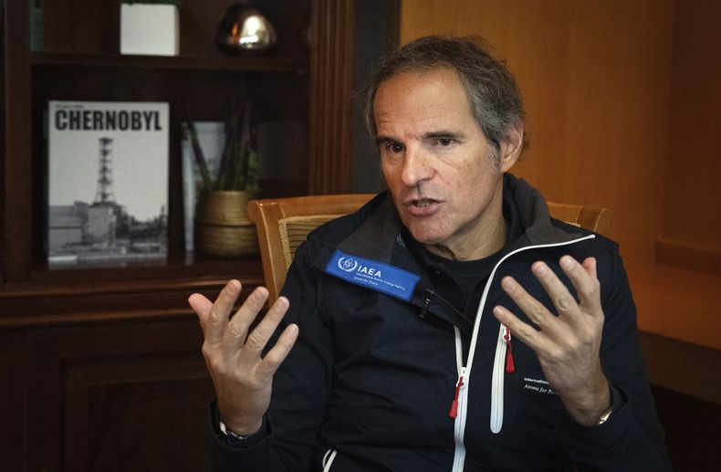 ARCHIVO - El director general del Organismo Internacional de la Energía Atómica, Rafael Mariano Grossi, habla durante su entrevista con The Associated Press en Kiev, el martes 6 de febrero de 2024. El director de la agencia de supervisión nuclear de Naciones Unidas ha llegado a Rusia para conversaciones sobre seguridad nuclear en Ucrania, donde la central nuclear más grande de Europa está en peligro en medio de los combates, según indicó el martes por la noche la agencia estatal rusa de noticias RIA Novosti. (AP Foto/Efrem Lukatsky, Archivo)
