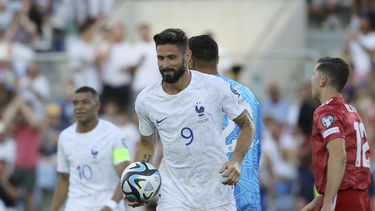 Olivier Giroud, de Francia, sonría después de anotar el primer gol durante el partido de fútbol de la eliminatoria a la Euro 2024, en el Grupo B, entre Gibraltar y Francia, en el estadio Algarve, a las afueras de Faro, Portugal, el viernes 16 de junio de 2023. (AP Foto/Joao Matos)