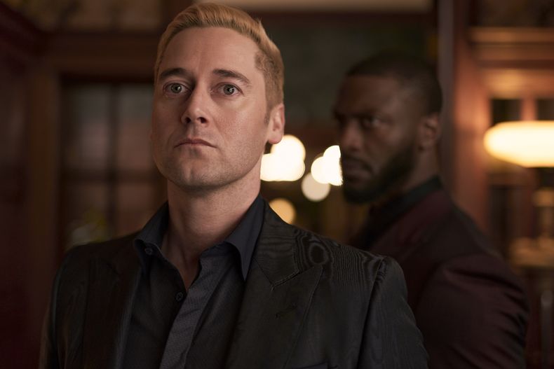 En esta imagen proporcionada por Prime Video, Ryan Eggold en una escena de la serie Cross. (Keri Anderson/Prime Video vía AP)