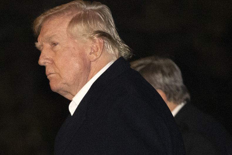 El presidente Donald Trump camina por el Jardín Sur de la Casa Blanca, el domingo 2 de marzo de 2025 en Washington, tras volver de un viaje a Florida. (AP Foto/Mark Schiefelbein)