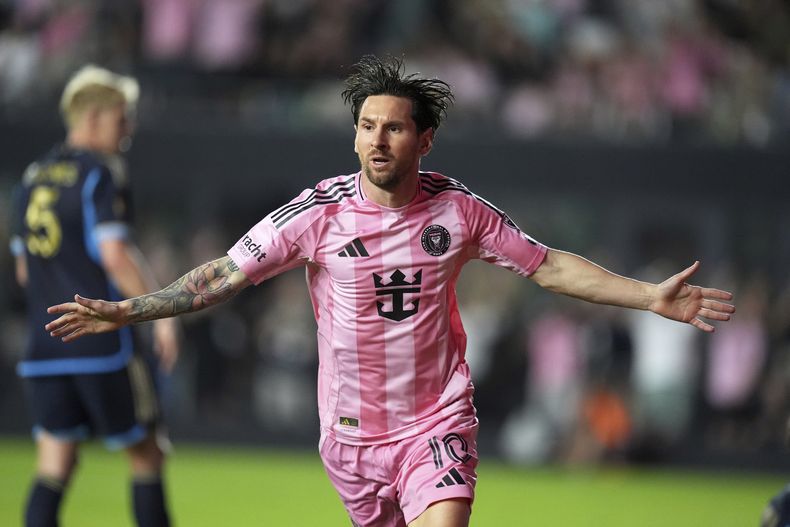 El delantero del Inter Miami Lionel Messi (10) celebra anotar el segundo gol de su equipo durante la segunda mitad de un partido de fútbol de la MLS contra el Philadelphia Union, el sábado 29 de marzo de 2025, en Fort Lauderdale, Florida (AP Foto/Rebecca Blackwell)