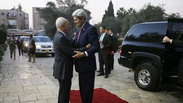 americateve | El secretario de Estado norteamericano John Kerry (derecha) es recibido por el presidente de Israel, Shimon Peres, en Jerusal&eacute;n, el mi&eacute;rcoles 6 de noviembre de 2013. (Foto AP/Jason Reed, Pool)