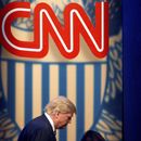 ARCHIVO - El entonces candidato republicano a la presidencia Donald Trump llega para un evento público de CNN en la Universidad de Carolina del Sur, en Columbia, Carolina del Sur, el 18 de febrero de 2016. (AP Foto/Andrew Harnik, archivo)