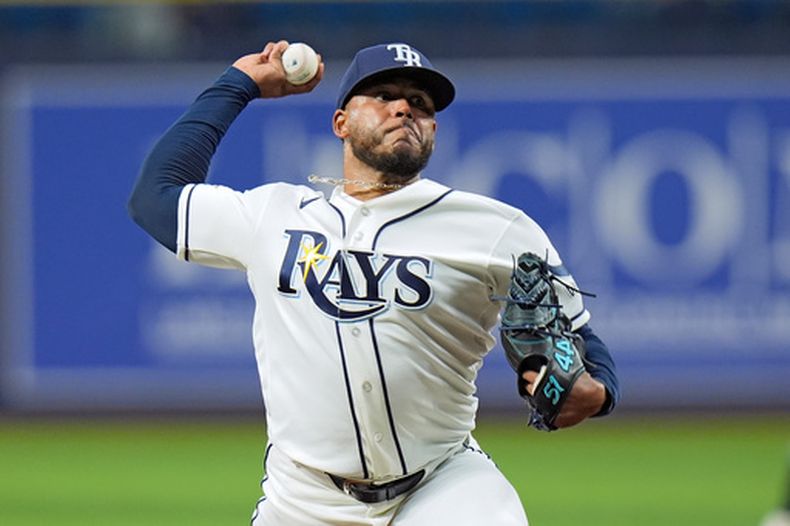El dominicano Freddy Peralta, de los Rays de Tampa Bay, realiza un pitcheo ante los Mets de Nueva York, el martes 1 de septiembre de 2026 (AP Foto/Chris OMeara)