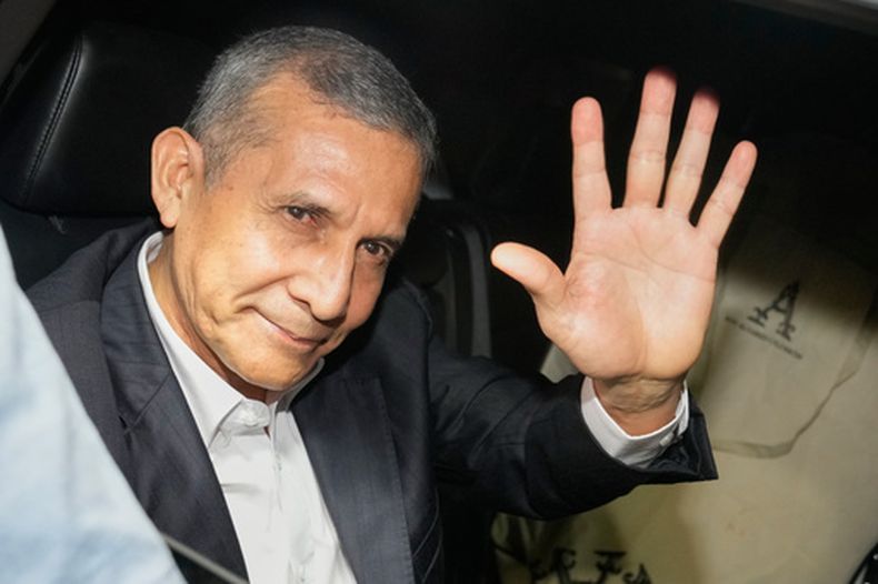 El expresidente Ollanta Humala habla con periodistas a su salida de la prisión de Barbadillo en Lima, Perú, el viernes 31 de julio de 2026, luego de que la Corte Constitucional anulara su condena por lavado de dinero. (Foto AP/Martín Mejía)