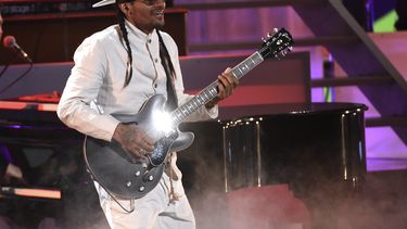 ARCHIVO - Draco Rosa durante su presentación en la 20a entrega de los Latin Grammy el 14 de noviembre de 2019, en el MGM Grand Garden Arena en Las Vegas. Draco Rosa rinde homenaje a algunas de sus acnciones favoritas del rock en español en su álbum Reflejos de lo eterno. (Foto AP/Chris Pizzello, archivo)