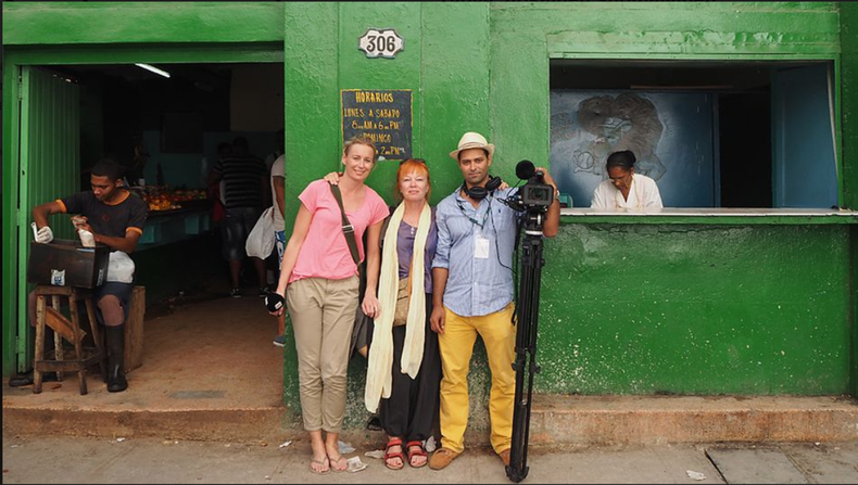 Las reporteras de la agencia finlandesa YLE, Jessica Stolzmann y Jaana Kanninen, y el camarógrafo cubano Oscar Romero.