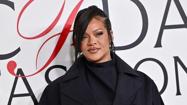ARCHIVO - Rihanna aparece en los premios de moda CFDA en Nueva York el 3 de noviembre de 2025. (Foto Evan Agostini/Invision/AP, archivo)