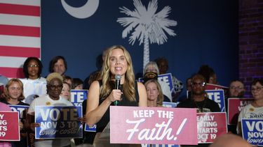 La doctora Annie Andrews, nominada demócrata al senado de Estados Unidos, participa en un mitin de Get Out the Vote con otros nominados demócratas para la elección de mitad de mandato, el viernes 16 de octubre de 2026, en Columbia, Carolina del Sur (AP Foto/Meg Kinnard)