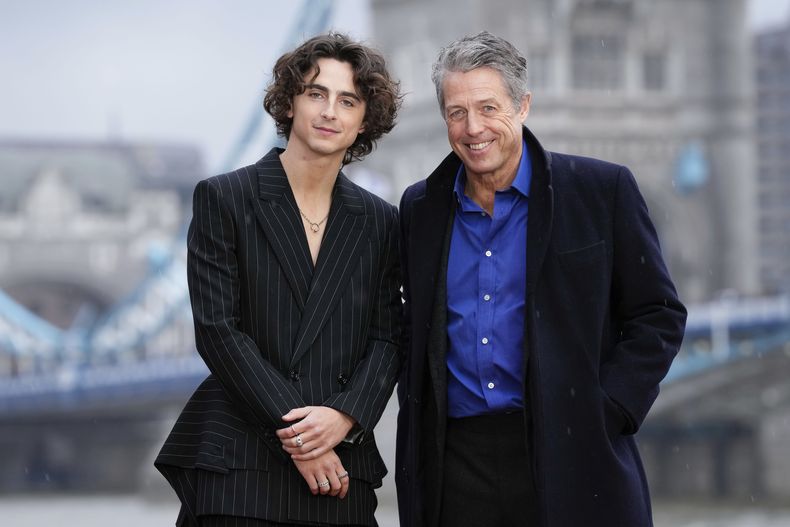 Timothee Chalamet, izquierda, y Hugh Grant posan a su llegada a una sesión fotográfica de la película Wonka en Londres, el lunes 27 de noviembre de 2023. (Foto Scott Garfitt/Invision/AP)