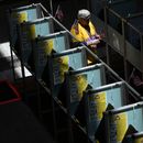 Trabajadores electorales ayudan a gente a votar en las primarias de Nevada, en Henderson, Nevada, el 11 de junio del 2024. (AP foto/John Locher)