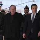 ARCHIVO - El actor Gerard Depardieu llega con su abogado Jeremie Assous, a la derecha, para enfrentar el juicio por las presuntas agresiones sexuales de dos mujeres en una filmación en 2021, el lunes 24 de marzo de 2025 en París. (Foto AP/Aurelien Morissard, archivo)