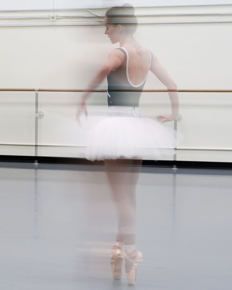 Unity Phelan ensaya para su papel de Odette, la reina de los cisnes, en El lago de los cisnes del Ballet de la Ciudad de Nueva York, el martes 25 de febrero de 2025, en Nueva York.(Foto AP/Julia Demaree Nikhinson)