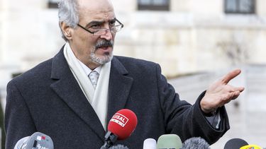 americateve | El negociador sirio Bashar Jaafari, embajador de Siria ante las Naciones Unidas en Nueva York, en una conferencia de prensa en la sede de la ONU en Ginebra el s&aacute;bado, 15 de febrero del 2014.   (Foto AP/Keystone, Salvatore Di Nolfi)