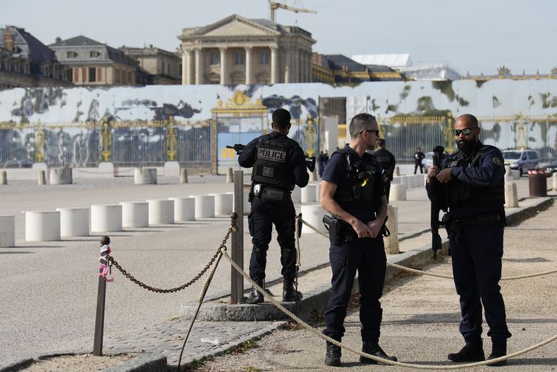 Policías franceses vigilan la entrada al Palacio de Versalles después de una alerta de seguridad el martes 17 de octubre de 2023, en París. (AP Foto/Christophe Ena)