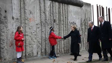 americateve | Miles de alemanes conmemoran a quienes ayudaron a derrocar la dictadura y a reunificar el país. "Duró mucho tiempo y mucha gente tuvo que sufrir", señaló la canciller Angela Merkel.