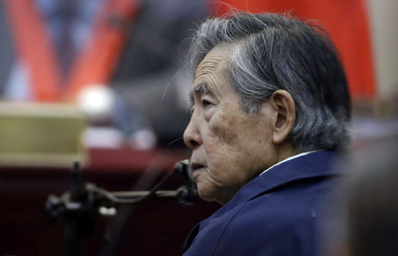 ARCHIVO - El expresidente de Perú Alberto Fujimori escucha una pregunta al rendir testimonio en una sala de audiencias en la base militar de Callao, Perú, el 15 de marzo de 2018. (AP Foto/Martín Mejía, Archivo)