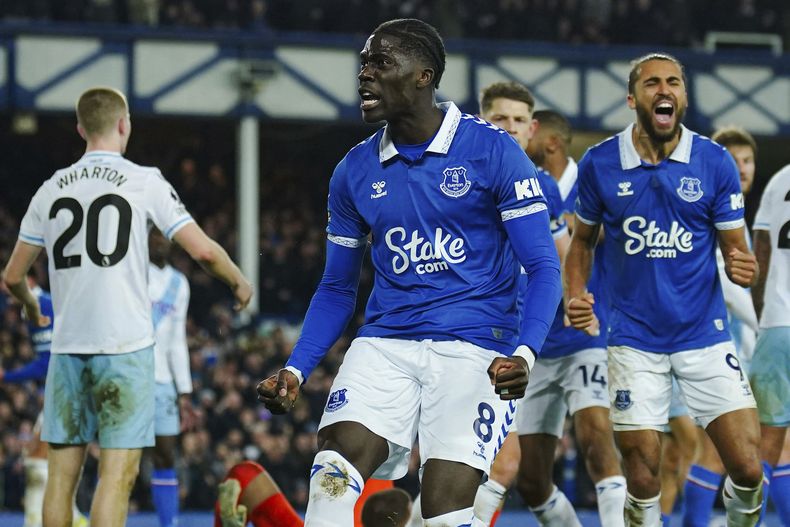 Amadou Onana celebra tras marcar el gol de Everton en el empate 1-1 contra Crystal Palace en la Liga Premier, el lunes 19 de febrero de 2024. (Peter Byrne/PA vía AP)