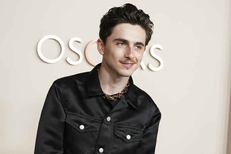 Timothee Chalamet llega a la cena de nominados a los Oscar el martes 25 de febrero de 2025 en el Museo de la Academia de Cine de Los Ángeles.(Por Jordan Strauss/Invision/AP)