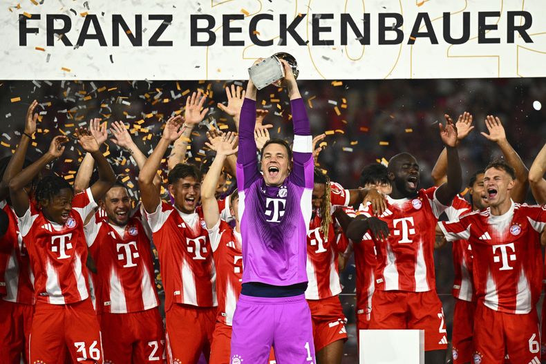 El arquero Manuel Neuer del Bayern Múnich alza el trofeo de la Supercopa de Alemania tras la victoria ante Stuttgart, el sábado 16 de agosto de 2025, en Stuttgart. (Tom Weller/dpa vía AP)